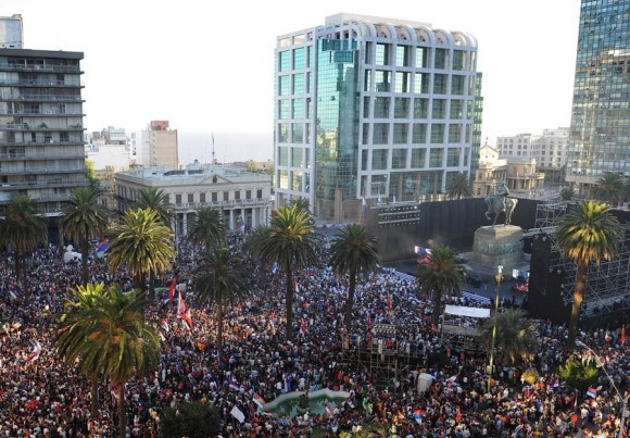 Política uruguaya: Colorados y frenteamplistas resolvieron con una moneda quién se quedaba con una plaza para un acto | Internacionales