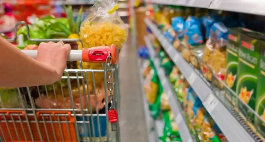 Canasta básica: una familia necesitó más de $72.000 para no caer en la pobreza en octubre | Economía