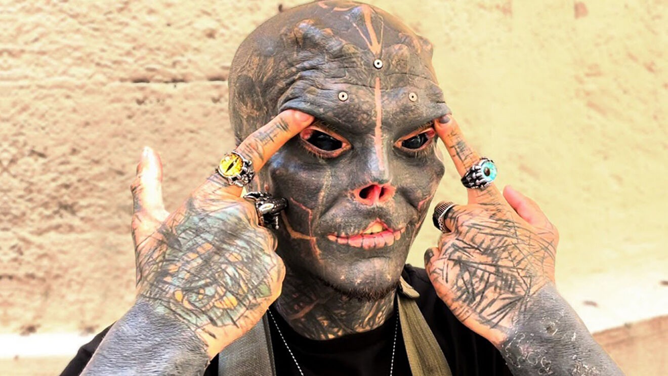 El joven que quiere convertirse en alien se cortó dos dedos de cada mano | Internacionales