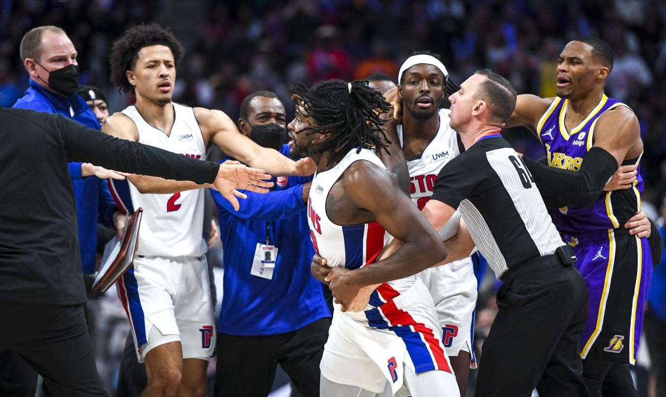 Escándalo en la NBA: LeBron James es expulsado por golpear a un rival | Deportes