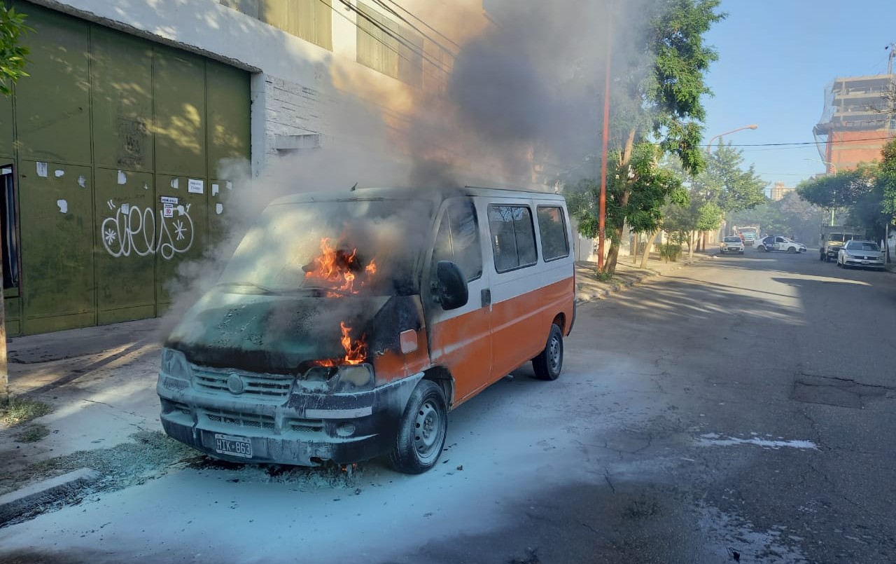 Se prendió fuego un transporte escolar frente a un colegio de Bahía Blanca | Actualidad