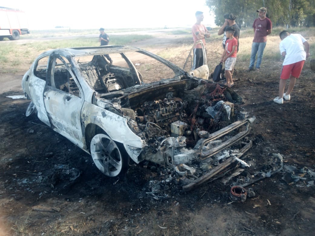 Susto para un automovilista: se le incendió el auto mientras circulaba por la ruta 3 | Actualidad