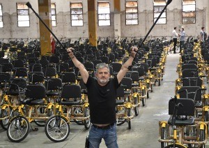 Subió al Himalaya con su bici adaptada, su hazaña llegó a Netflix y dona bicicletas con su fundación | Actualidad