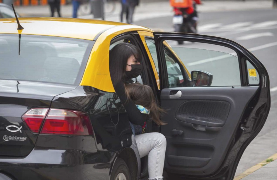Viajar en taxi será un 30% más caro: cuánto costará la bajada de bandera | Economía