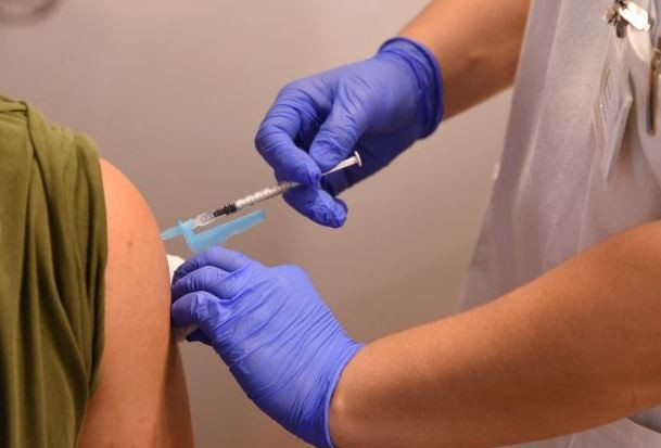 Israel estudia aplicar una cuarta dosis de la vacuna contra el coronavirus a personas con inmunodeficiencia | Internacionales