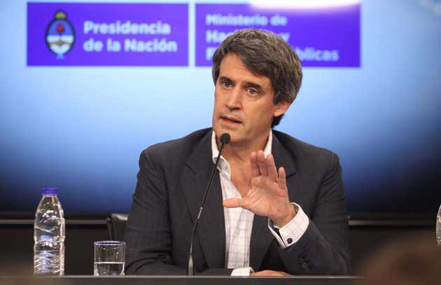 Prat Gay: "Cada sindicato sabrá hasta qué punto puede arriesgar salario a cambio de empleo" | Política