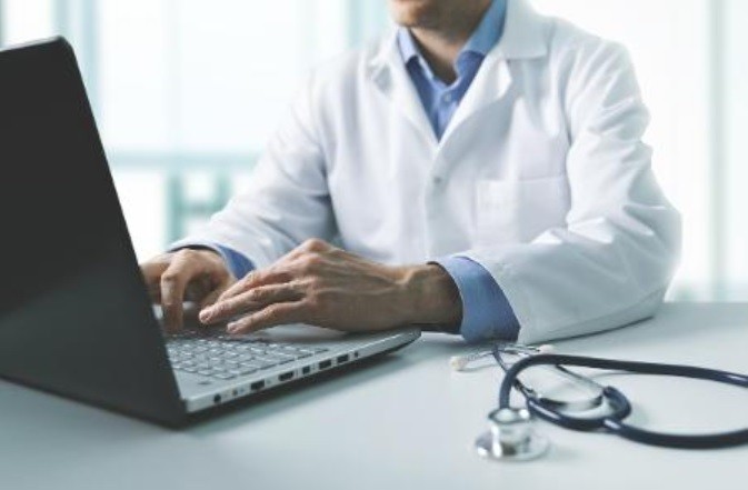 Se hizo pasar por ginecólogo y realizó exámenes vaginales por webcam a decenas de mujeres | Internacionales