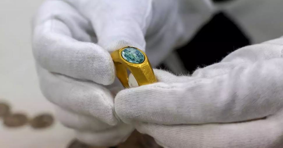Hallaron un anillo cristiano de oro que permaneció bajo el agua durante 1.700 años | Internacionales