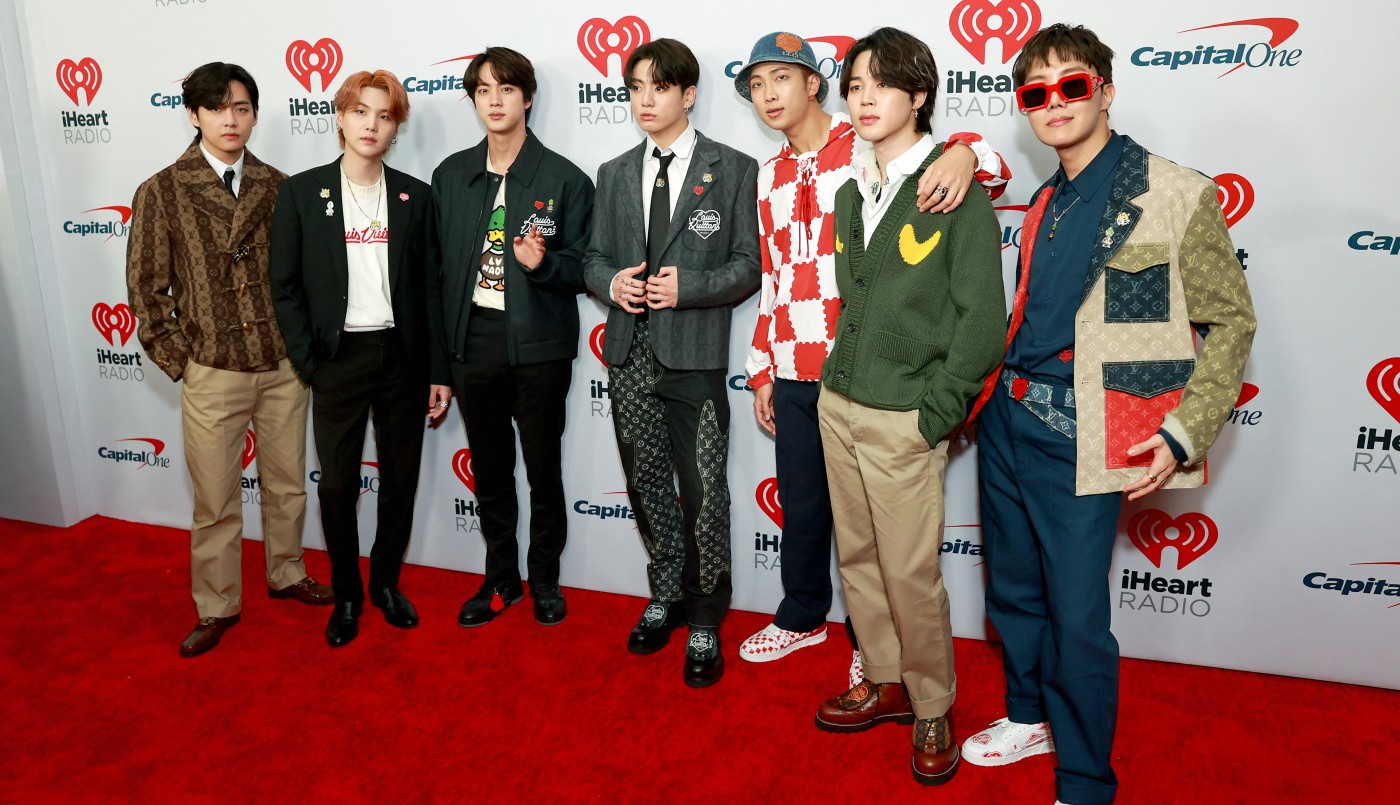 Tres miembros del grupo sensación de K-pop BTS dan positivo en covid-19 | Espectáculos