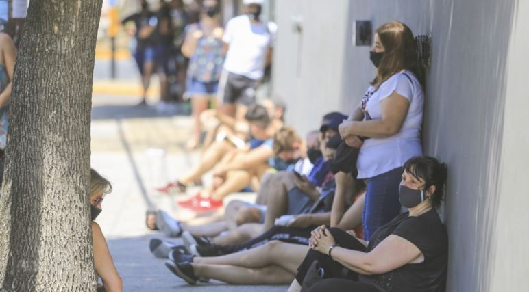 Largas filas con una espera de al menos tres horas para testearse | Actualidad