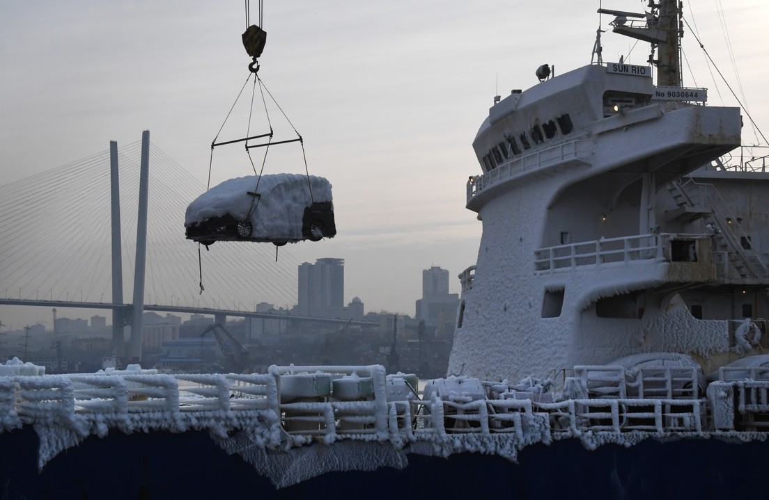 Un buque de carga con autos cero kilómetro terminó cubierto de hielo: planean venderlos igual | Clima, naturaleza y medio ambiente