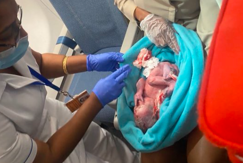 Dio a luz en pleno vuelo y abandonó al bebé en el tacho de basura del baño del avión | Internacionales