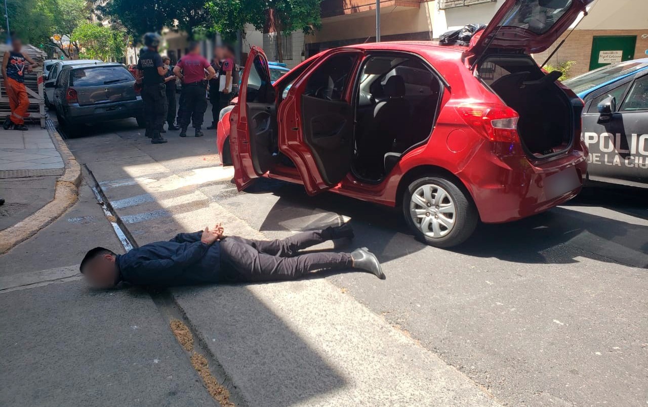 Cayó un estafador que estuvo a punto de robarle 30 mil dólares a una anciana | Actualidad