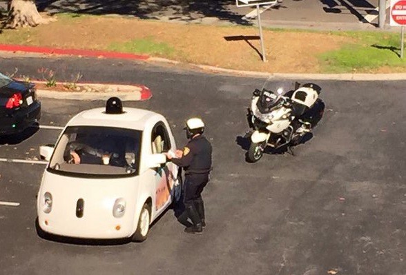 Policía multa a un auto sin conductor de Google por ir muy lento | Tecno