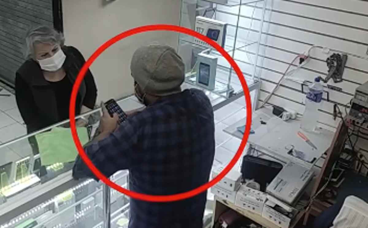 Una abuela pensó que su celular no andaba pero en realidad su hijo nunca la llamaba | Internacionales