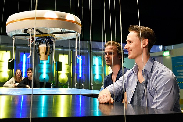 Abre el primer bar atendido por drones del mundo | Tecno