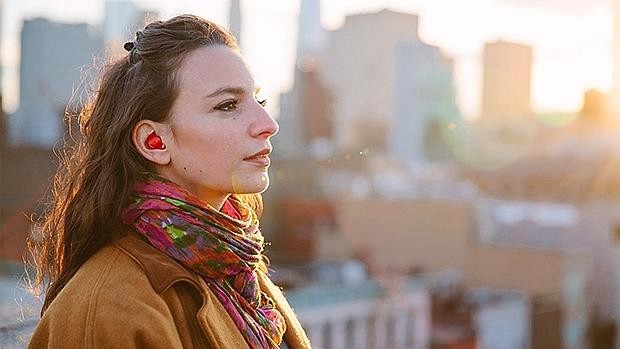 Crean un audífono que traduce cualquier idioma al instante | Tecno