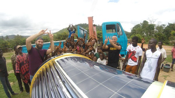 La máquina que lleva agua potable y acceso a Internet a cualquier parte del mundo | Tecno