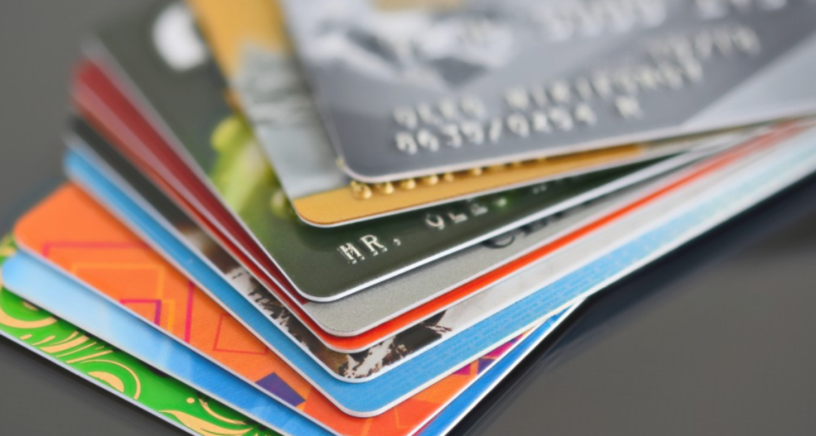 Bancos deberán informar a AFIP compras con tarjetas de débito desde $ 30.000 | Economía