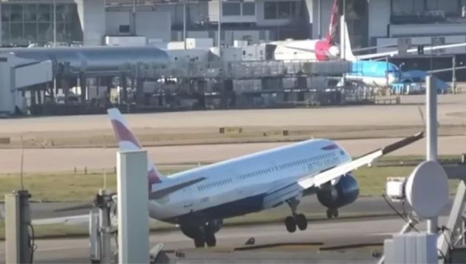 Video viral: el dramático y fallido aterrizaje de un avión de British en Londres | Internacionales