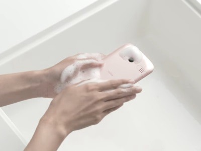 Una compañía japonesa lanza un smartphone que se puede lavar con agua y jabón | Tecno