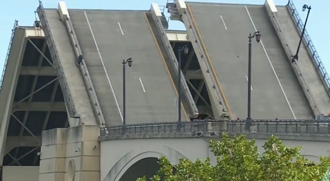 Se abrió el puente cuando cruzaba en bicicleta: cayó y murió | Internacionales