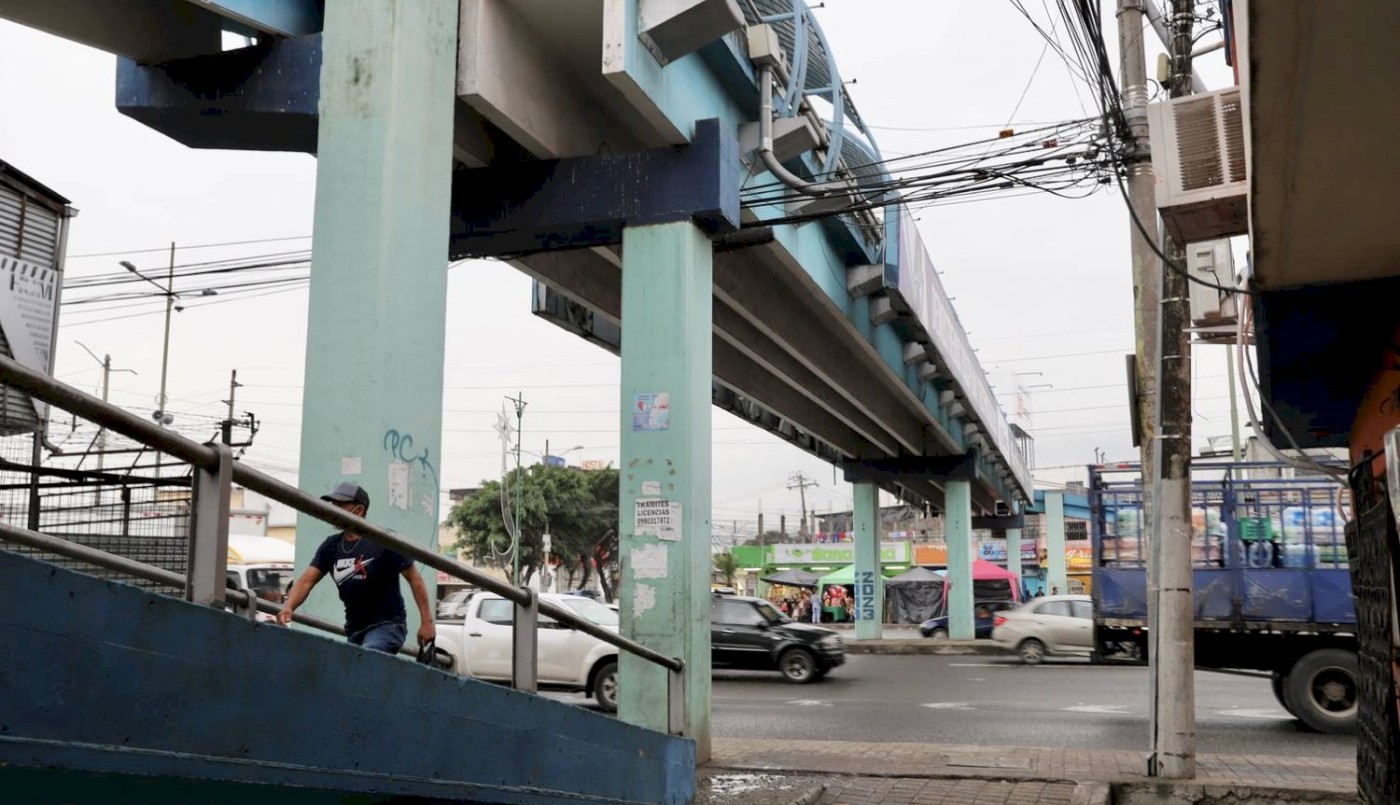 Cuelgan dos cadáveres de un puente en Ecuador y la policía sospecha de un ajuste narco | Internacionales