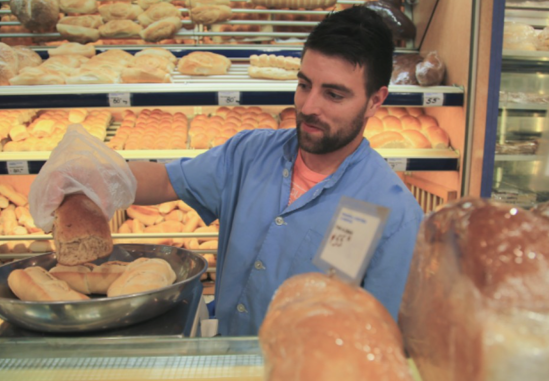 Feletti acordó con un grupo de centros de panaderos mantener el precio del pan entre $180 y $220 | Economía