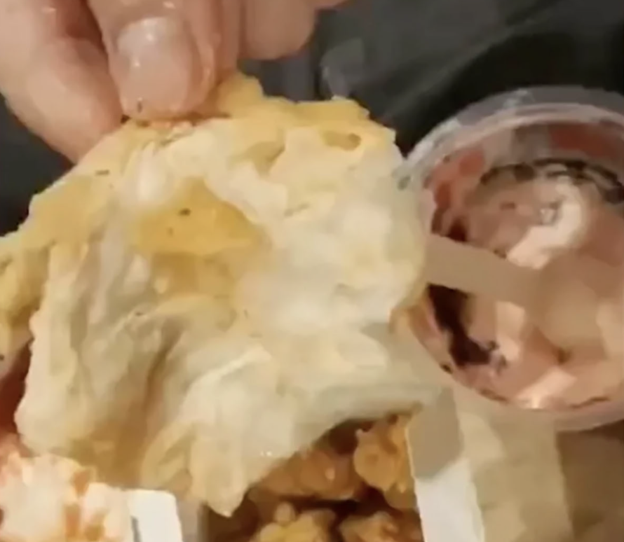 Denunció que le sirvieron papel higiénico frito en un local de comidas rápidas | Internacionales