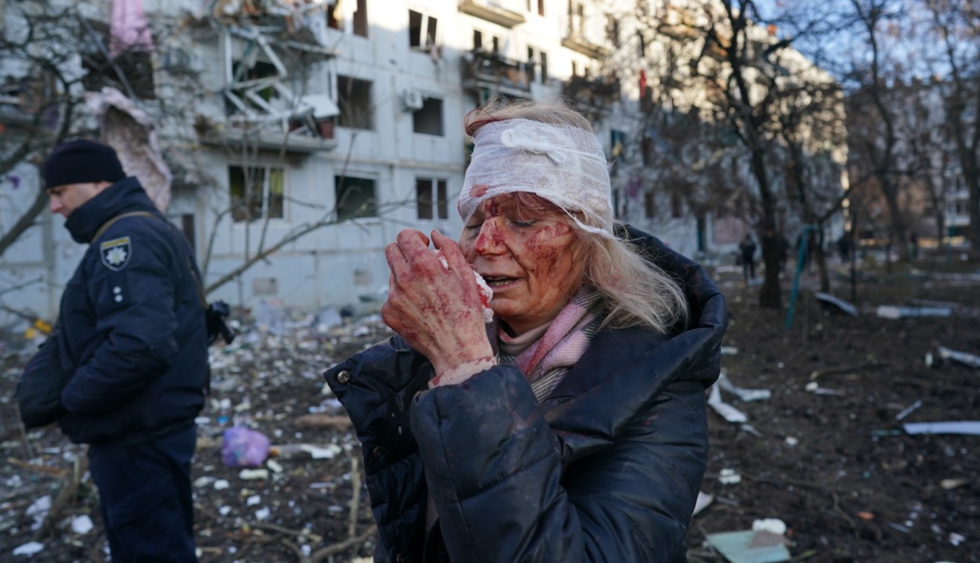 Quién es la profesora ucraniana que se convirtió en la primera imagen de la guerra: "Tengo un ángel de la guarda" | Internacionales