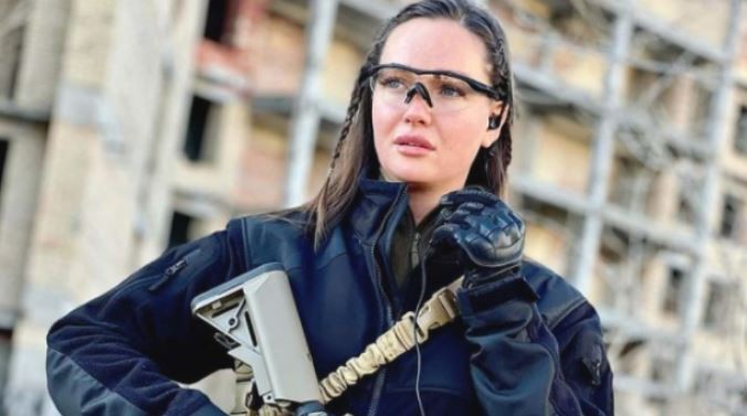 Una Miss Ucrania se suma a los civiles armados para defender a su país de la invasión de Rusia | Internacionales