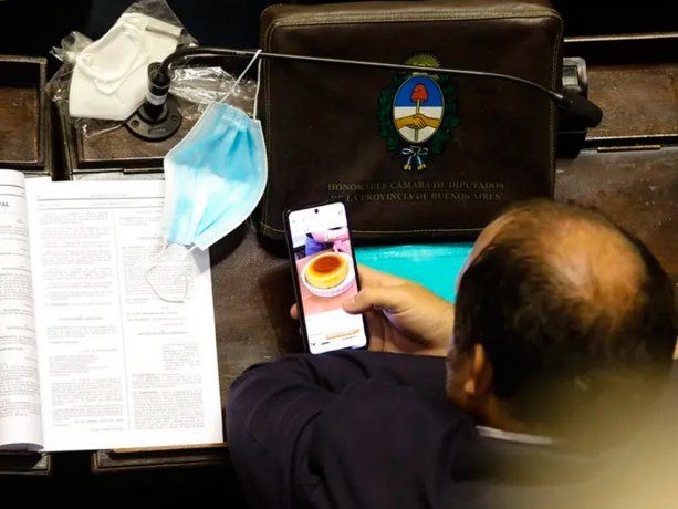 La explicación del legislador que miraba recetas de cocina mientras Kicillof abría las sesiones | Política