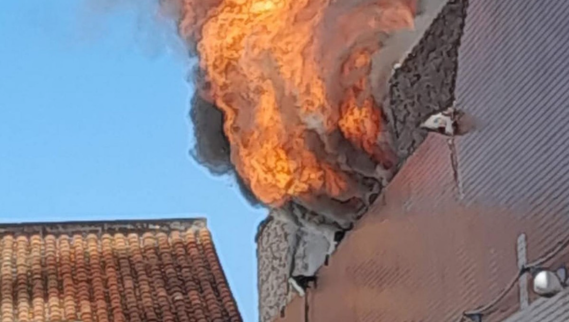 Un incendio destruyó un enorme depósito en Lomas de Zamora | Actualidad