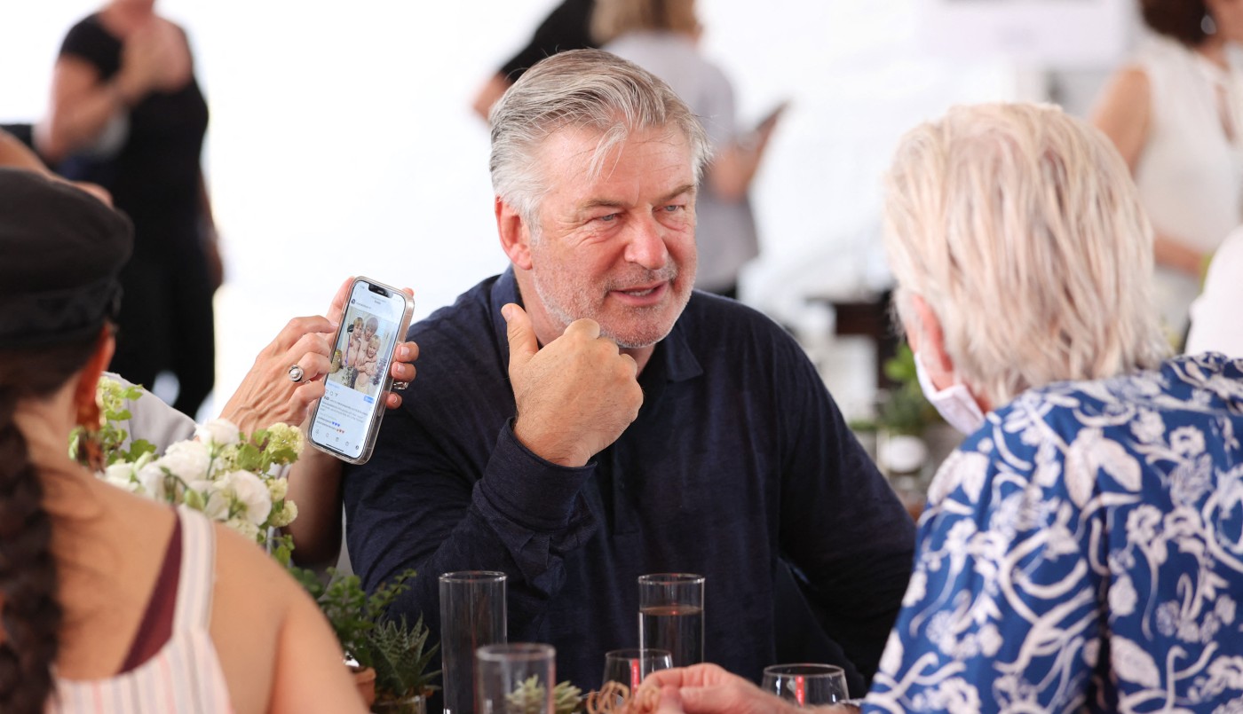 Alec Baldwin aseguró que Halina Hutchins le explicó como manipular el arma que acabó con su vida | Espectáculos