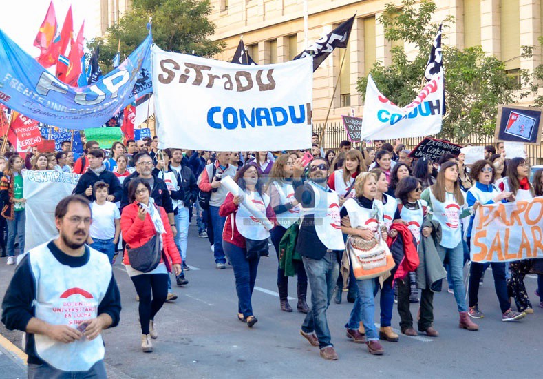 Los docentes universitarios consiguieron una suba salarial del 35% | Política