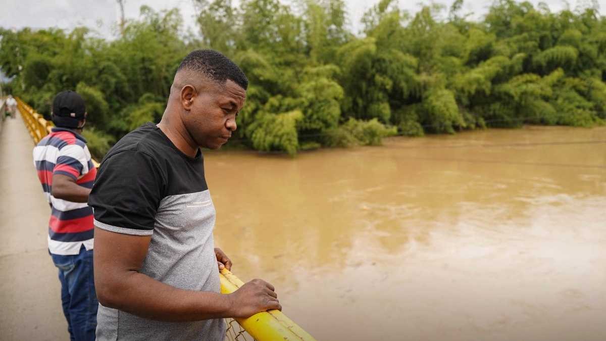 Pasó por un río y rescató a un nene se ahogaba: lo había tirado su madre al no poder mantenerlo | Internacionales