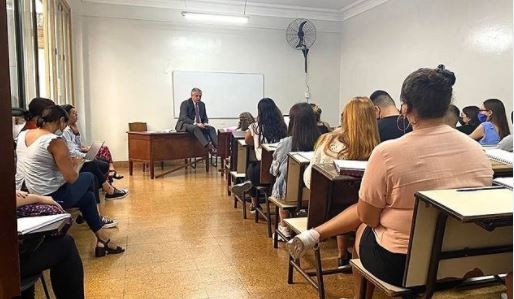 El Presidente volvió a dar clases presenciales en la UBA y celebró el "reencuentro" en el aula | Política