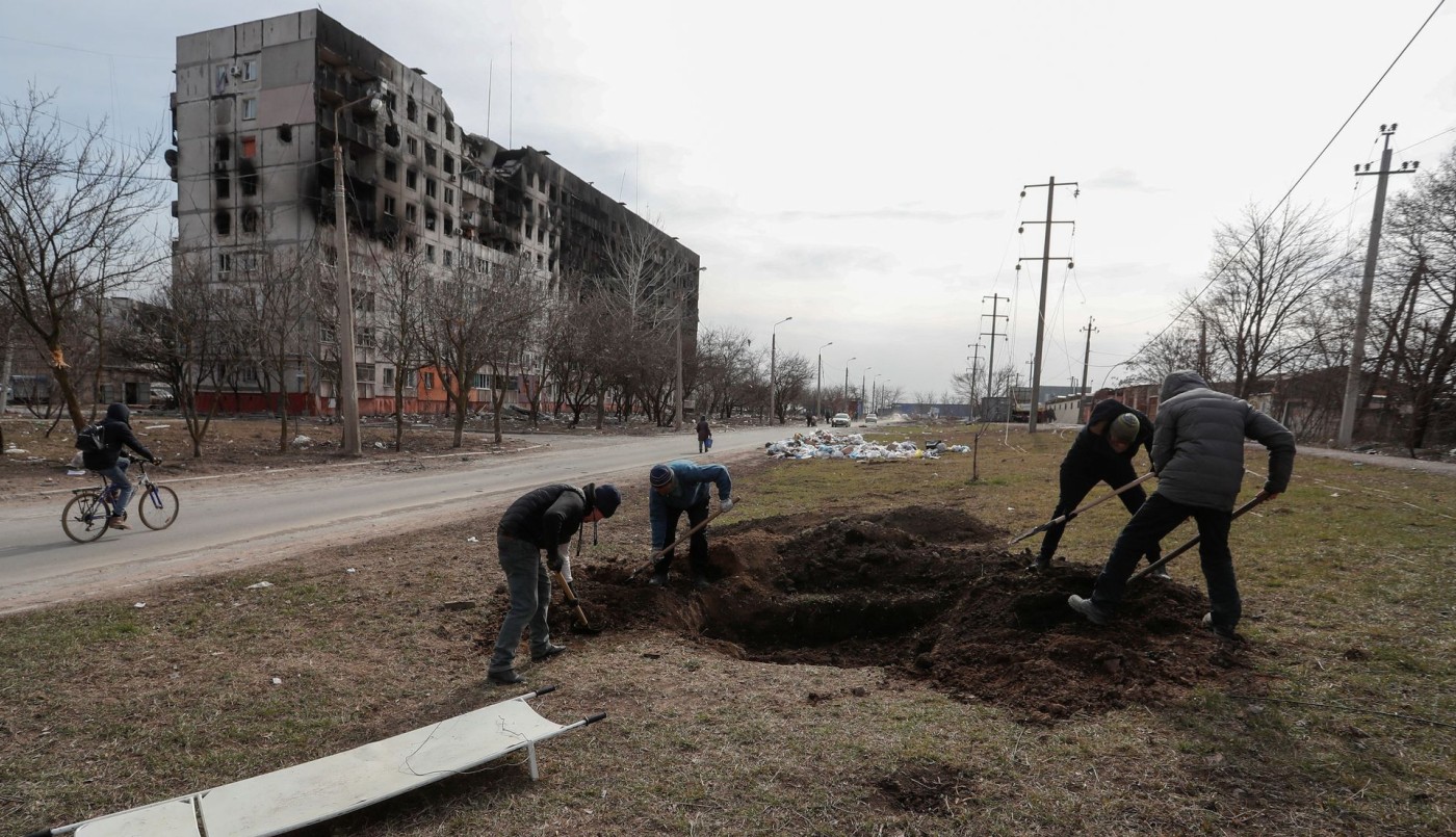Bajo fuego, Ucrania desoye ultimátum ruso y rechaza la entrega de Mariupol | Internacionales