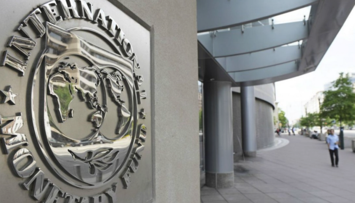 El FMI dijo que la Argentina enfrenta riesgos para cumplir el acuerdo pero estimó que igual se podrán lograr la metas pactadas | Economía