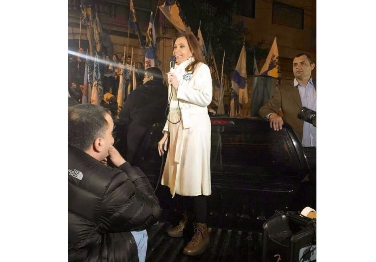 Cristina habló subida a una camioneta: "Tarde o temprano, la Patria siempre vence" | Política