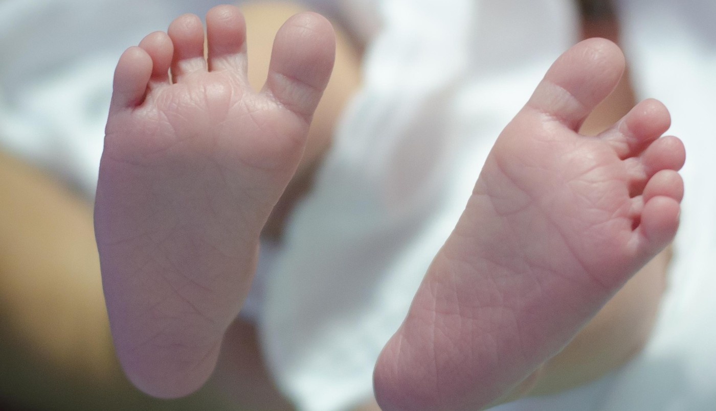 Se quedó dormida cuando amamantaba y su beba murió asfixiada | Internacionales