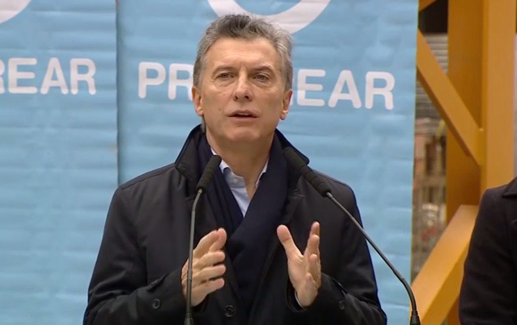 Macri:  "Si en invierno estás en remera y en patas, estás consumiendo energía de más" | Política