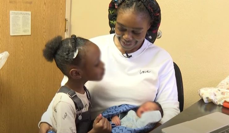 Pensó que estaba enferma del estómago, fue al baño y dio a luz a su hijo en un hotel | Internacionales