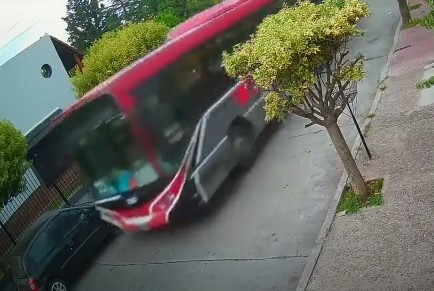 Un nene se subió a un colectivo en Córdoba, manejó 30 cuadras y chocó varios autos | Actualidad