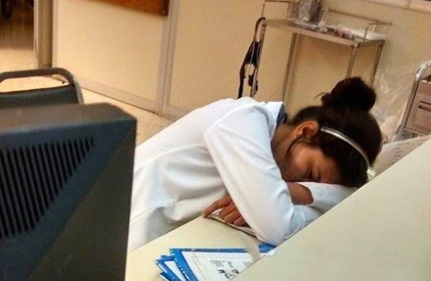 Después de trabajar 16 horas, una enfermera encontró a su novio con otra y los echó para poder dormir | Internacionales