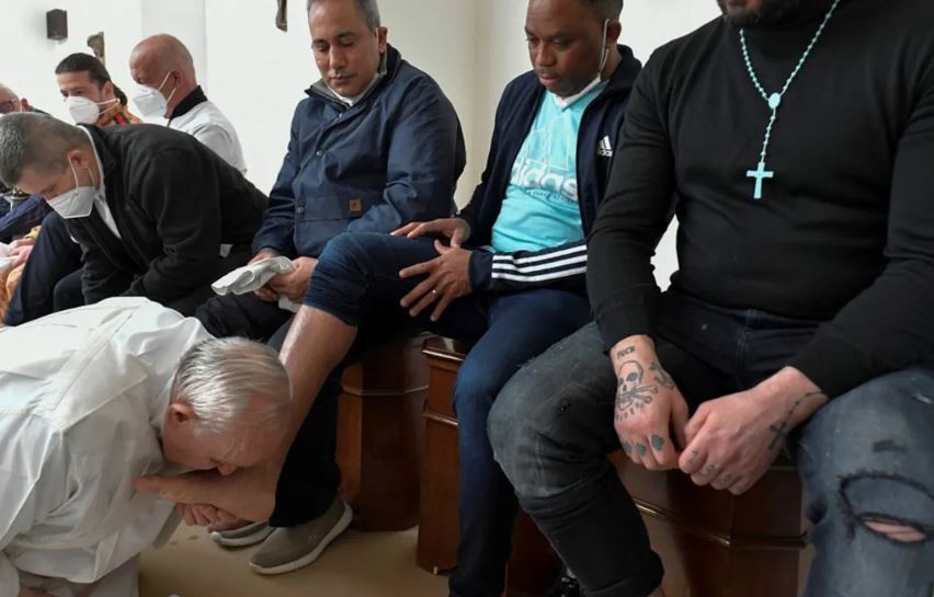 El papa Francisco celebró en una cárcel de Italia el tradicional lavado de pies del Jueves Santo | Internacionales