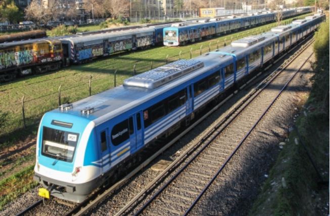 El tren Sarmiento opera reducido por un auto embestido y el ramal Tigre del Mitre está interrumpido | Actualidad