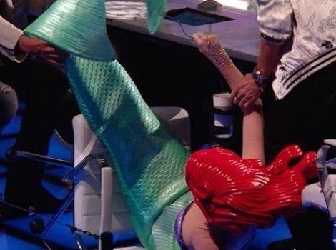 Video: Katy Perry, vestida como La Sirenita, se cayó en vivo | Espectáculos