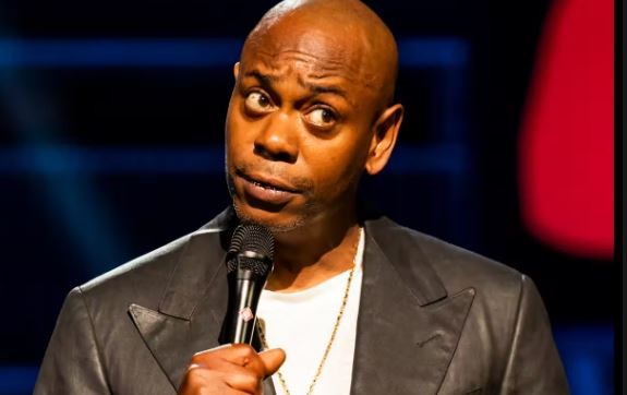 El comediante Dave Chappelle fue agredido mientras realizaba su rutina cómica en el Hollywood Bowl | Espectáculos
