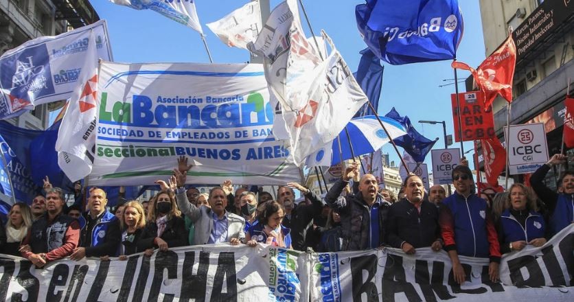 Paritarias: los bancarios acordaron un aumento del 60% | Economía